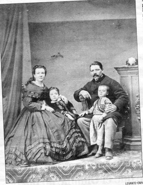 La familia Bartolomé Alcaraz a finals del segle XIX. El fill va ser el 1r senyoret de la finca “el Pou”